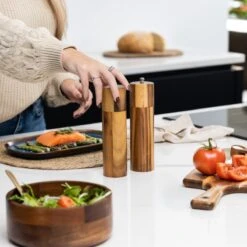 Deleca Luxe Peper En Zoutmolen Set - Zout / Pepermolen - Handmatig - Met Navul Lepel & Geschenkdoos - Acacia Hout - Rond -Keukenseries Speciaal Winkel 1200x1200 1041