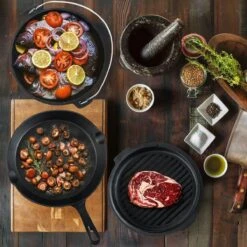 Dutch Mountains Gietijzeren Pannenset 7-delig - Dutch Oven – Braadpan - Grillpan - Hapjespan - Kookset In Houten Transportkist - Deksellifter - Brander -Keukenseries Speciaal Winkel 1200x1200 321