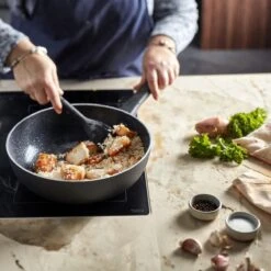 Demeyere Alu Classico 3 Wokpan – Inductie – Ceraforce Keramische Antikleeflaag – 28 Cm – PTFE En PFAS Vrij -Keukenseries Speciaal Winkel 1200x1200 666