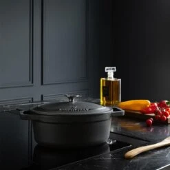 Gietijzeren Braadpan - Sudderpan Zwart Van Daumonet - Ovaal - Ø 29 Cm - 3 Liter - 100% PFAS & PFOA Vrij - Emaille - Geschikt Voor Alle Warmtebronnen - Elektrisch - Gas - Halogeen - Inductie - Keramisch - Vaatwasserbestendig -Keukenseries Speciaal Winkel 1200x1200 689