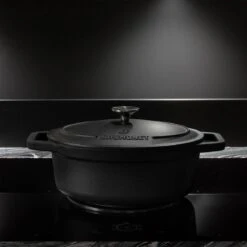 Gietijzeren Braadpan - Sudderpan Zwart Van Daumonet - Ovaal - Ø 29 Cm - 3 Liter - 100% PFAS & PFOA Vrij - Emaille - Geschikt Voor Alle Warmtebronnen - Elektrisch - Gas - Halogeen - Inductie - Keramisch - Vaatwasserbestendig -Keukenseries Speciaal Winkel 1200x1200 690