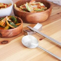 House Of Husk 1 Persoons Chopstick Lepel Set - 1 Paar Metalen Koreaanse Eetstokjes - Inclusief Eetlepel En Houder - RVS - Metaal - Eetstokjes - Koreaans - Vaatwasserbestendig - Sushi Chopsticks - Noodles - Zilver -Keukenseries Speciaal Winkel 1200x1200 917