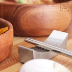 House Of Husk 1 Persoons Chopstick Lepel Set - 1 Paar Metalen Koreaanse Eetstokjes - Inclusief Eetlepel En Houder - RVS - Metaal - Eetstokjes - Koreaans - Vaatwasserbestendig - Sushi Chopsticks - Noodles - Zilver -Keukenseries Speciaal Winkel 1200x1200 919