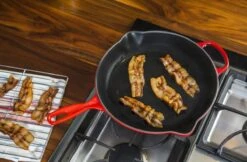 Le Creuset - Gietijzeren Ronde Skillet In Kersenrood 23cm -Keukenseries Speciaal Winkel 1200x787 1