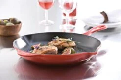 Le Creuset - Gietijzeren Ronde Skillet In Kersenrood 23cm -Keukenseries Speciaal Winkel 1200x799 58