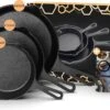 Ocina Gietijzeren Pan – Set Van 3 Stuks – ø25cm, ø19.5cm En ø16cm - Skillet - Koekenpan – Hapjespan – Koekenpan Inductie – Koekenpannenset - Gietijzeren Pan Bbq - Gietijzer - Incl. Receptenboek -Keukenseries Speciaal Winkel 1200x814 3