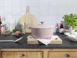 BK Bourgogne Braadpan Ø 24 Cm - Roze - Gietijzer - Inductie -Keukenseries Speciaal Winkel 1200x912 1