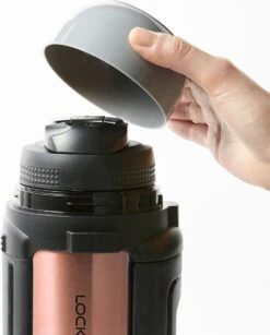 Lock&Lock Thermoskan - Isoleerkan - Thee En Koffie - Lekvrij - 1,5 Liter - RVS - Inklapbaar Handvat - Koper Roze -Keukenseries Speciaal Winkel 967x1200